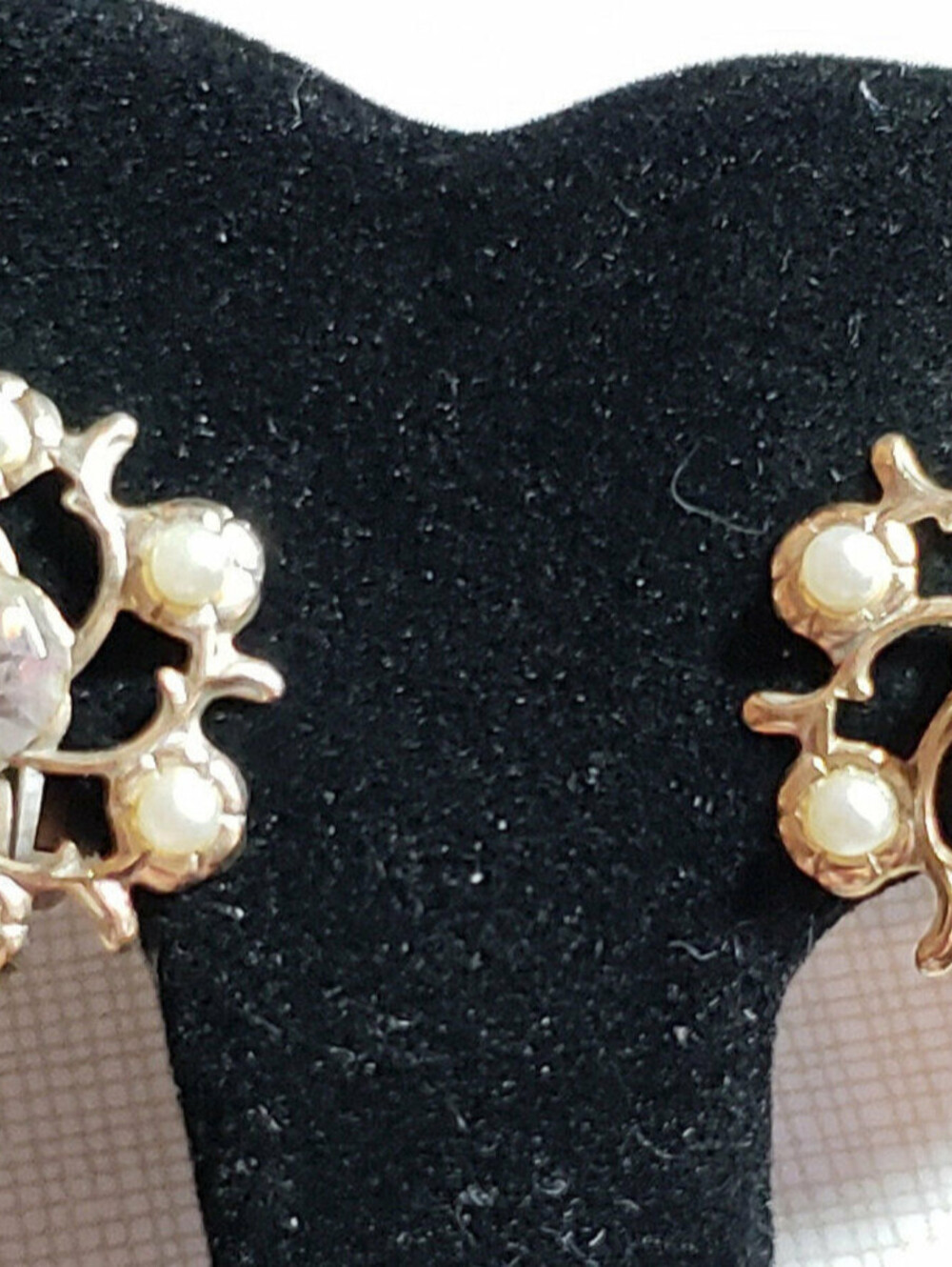 Vintage Clip On Earrings Rhinestones Faux Pearls Gold-tone White  Flowers wc- - Picture 3 of 6